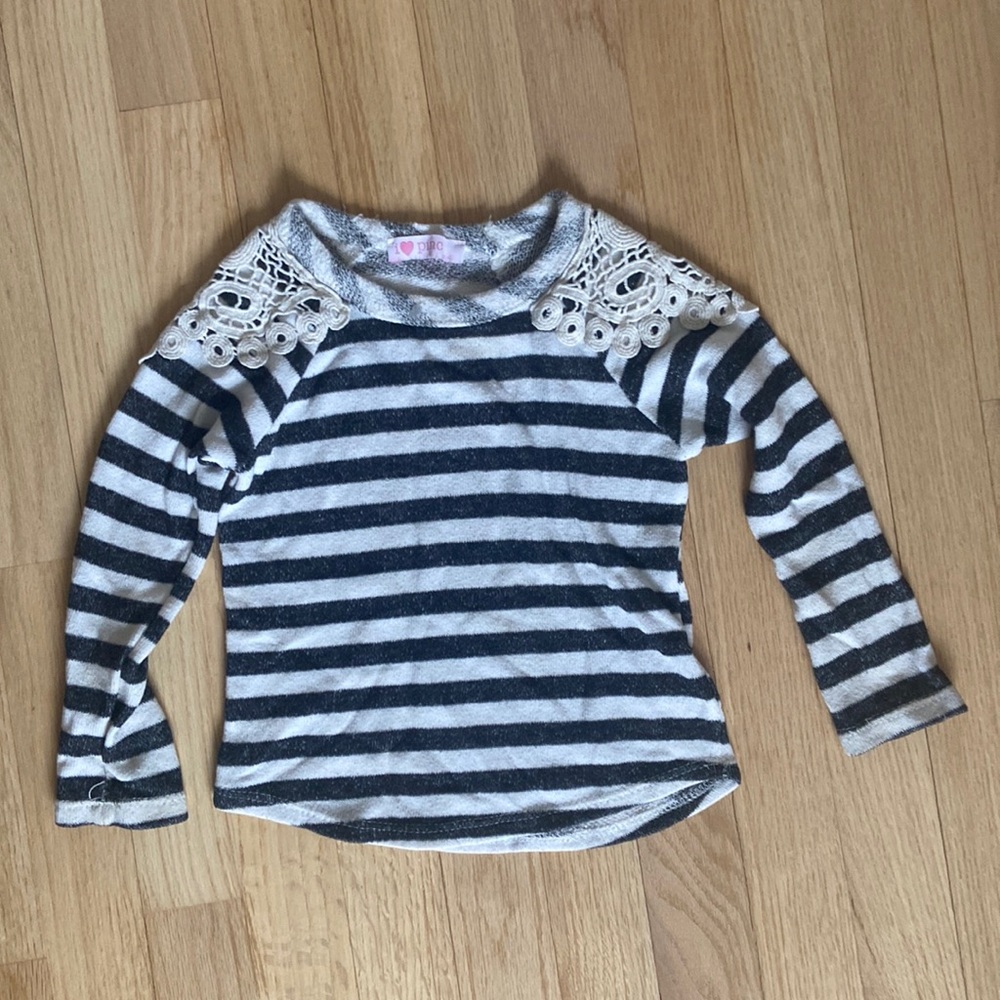 Girl’s striped shirt, black and white size 4